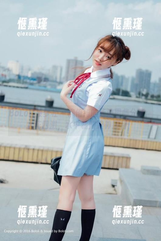 BoLoli菠萝社-柳侑绮 BoLoli菠萝社 - 柳侑绮的泳池图集分享:水花四溅,水中裁判眼神犀利!