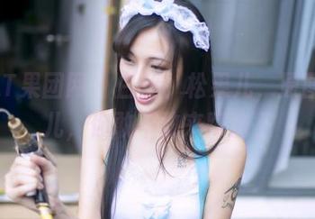 GIRLT果团网 – 白丝、松果儿，原图在这儿，你敢不敢来踩点？