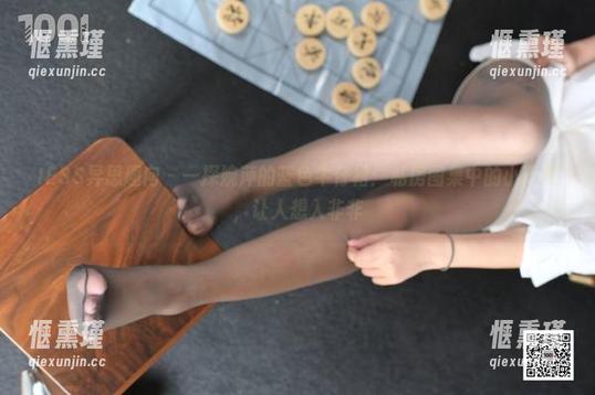 IESS异思趣向 - 一探婉萍的蓝色牛仔裙：私房图集中的小巧思，让人想入非非