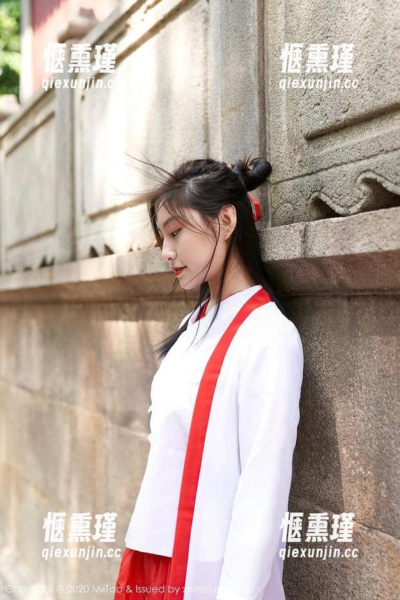 MiiTao蜜桃社-陆萱萱Cecilia MiiTao蜜桃社 - 合集里的陆萱萱Cecilia,简单皮衣又能撩人?