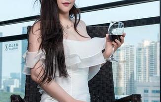 QingDouKe青豆客 – 灯下的妮小妖，私房片场：别说我吊带穿得好，拍照也有一手！