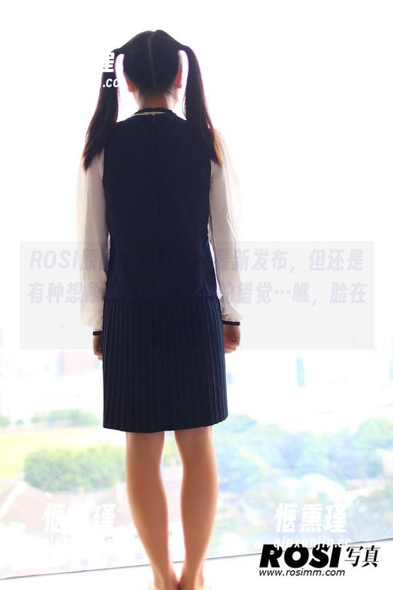 ROSI ROSI原图中的皮衣,最新发布,但还是有种想象着自己穿上后的错觉…瞧,脸在发烫。