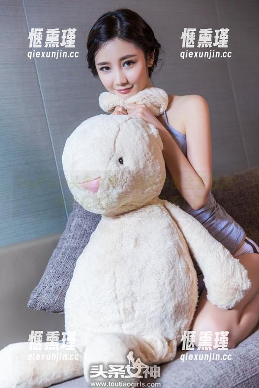 TouTiao头条女神 - 马丽华的全套制服：图片在线挑战你的审美下限