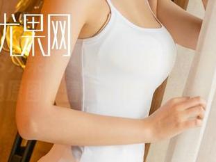 UGirls尤果网 – 随手拍的张小西Ann海边原图，精选得像大海般深邃