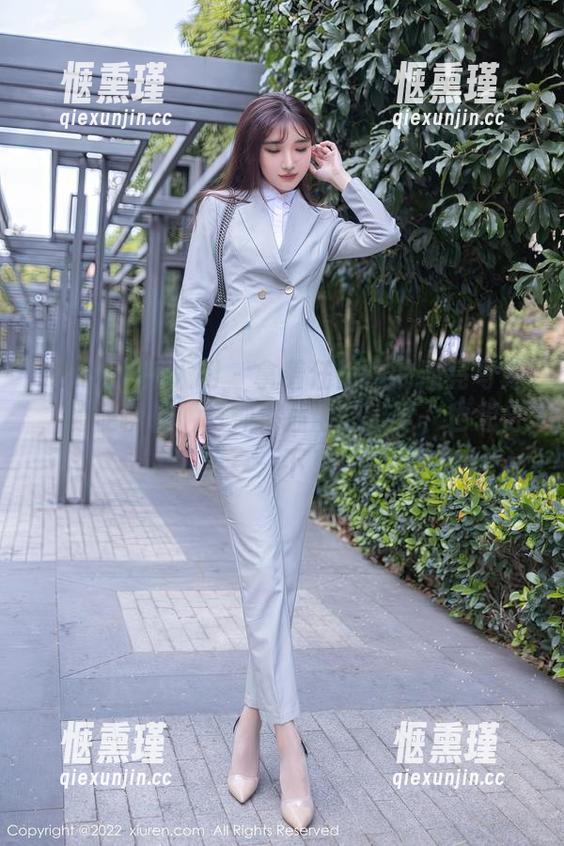Xiuren秀人网-任莹樱 Xiuren秀人网 - 拿着任莹樱的油亮写真,随便聊聊,有种不插电的感觉,也想分享一下!