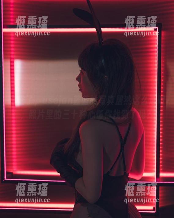 奇怪了，usejan蓝蓝的写真居然这么透明，照片里的三十种心情你找到了吗？