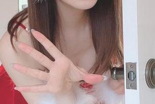 けん研与海边，作品时而清澈，时而让人发愣。