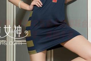 克拉女神 – YOYO与奶牛的趣味合影：图片分享，两国牛事