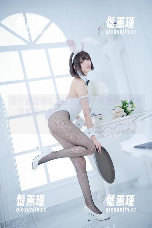 图片里的周叽是可爱兔兔：阿叔特皮旗袍，明明是个雅致品位，却偏偏流露出点不正经。
