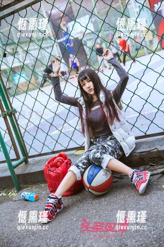 头条女神-JennyR 头条女神 - JennyR带你进入私房,御姐形象可梦可幻,让人不想停下来。