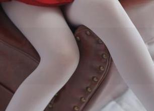 少女秩序 – 小鱼的泳池写真集：原图里的水波荡漾，仿佛连鱼都想加入派对。