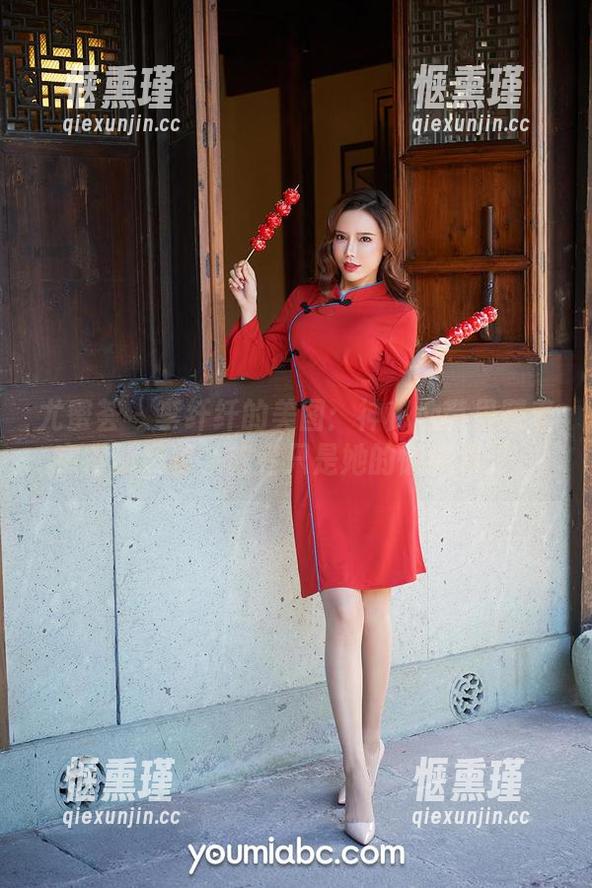 尤蜜荟-李纤纤 尤蜜荟 - 李纤纤的美图:神秘地带里藏着宇宙的奥秘,或者只是她的懒猫罢了。