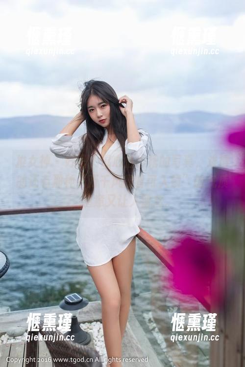 推女神 - 好吧，温心怡白裙的写真，难得的还有那种“万千风景皆可入镜”的气质，随意又让人留念。