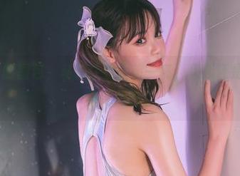 星黛鹿鹿i的图包，私拍让我眼前一亮，但我还是没明白身体链是啥。