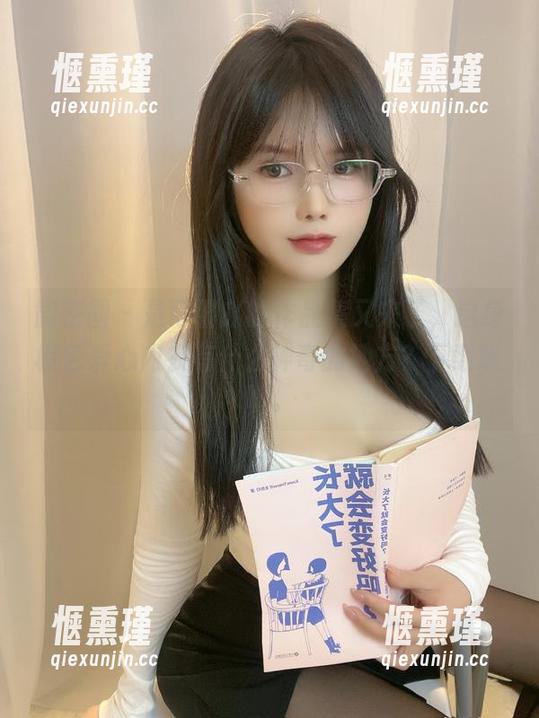微密圈 - 是可馨吖的作品集又来了，这身橙色爱心内衣有什么神奇的地方？下载瞧瞧。