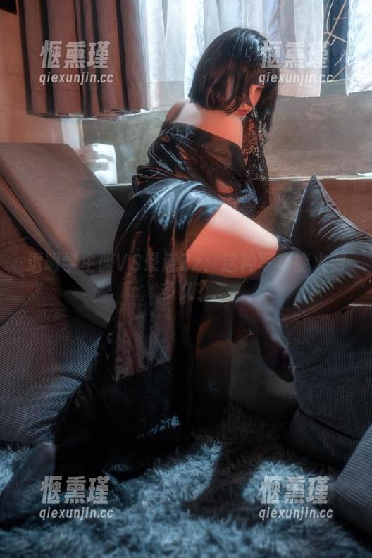 晕崽Zz 透明学生服VS晕崽Zz:这种写真能火到多久?