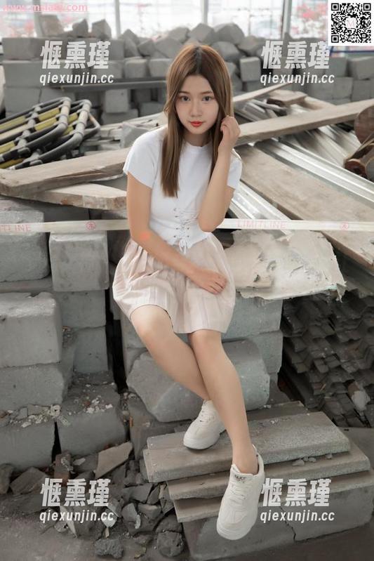 梦丝女神-王娇娇 梦丝女神 - 王娇娇穿梭泳池,高清照片让人这瞬间愣住了