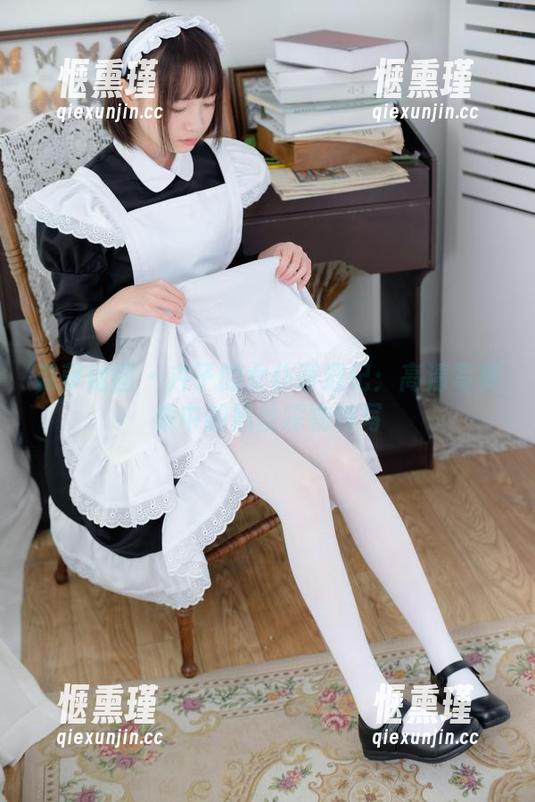 森萝财团-卉子 森萝财团 - 卉子的女仆奇遇记:高清写真集中的黑丝踩物特写