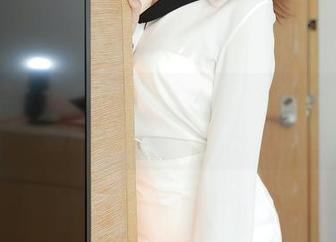 模范学院 – 白色衬衫与短裙：黄乐然的校服原图值得再看一眼。