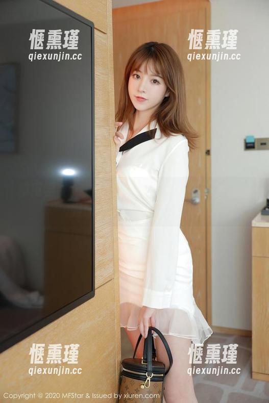 模范学院 - 白色衬衫与短裙：黄乐然的校服原图值得再看一眼。
