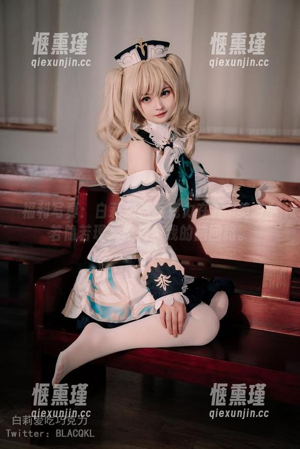 福利写真：白莉爱吃巧克力在霞沢美游中若隐若现，旋转着我的脑回路。