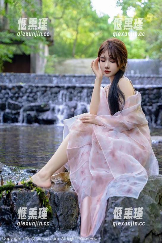 秀人网 - 银河系中的兔子：星小兔Meetu带来的独特女孩图集。