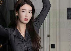 秀人网 – 游泳的不是水，是糯美子MINIbabe的气息，快下载这些免费的泳池瞬间吧！