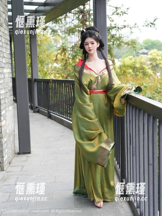 秀人网 - 全集惊现：陈柒柒泳池写真，水里有人，但水面上更多！