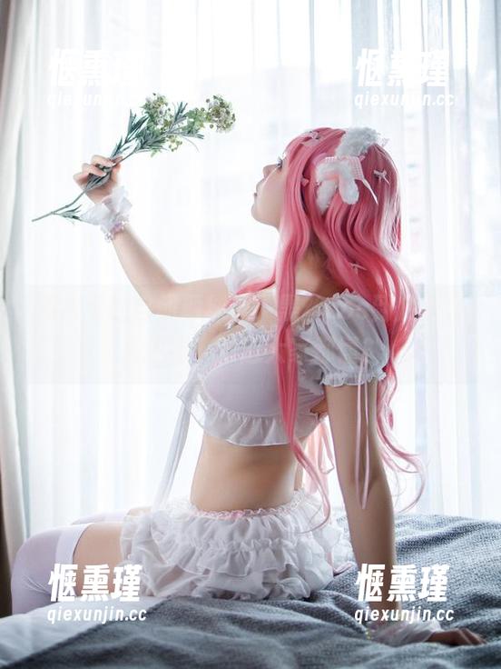 自闭颜球球 照片里的自闭颜球球,黑丝cos到底要怎么理解,难道大家都懂?