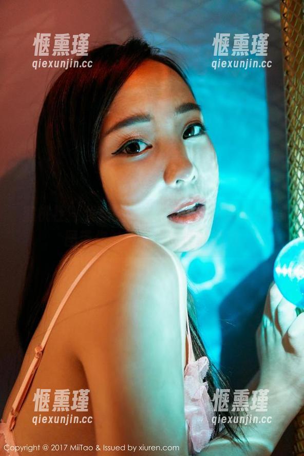 蜜桃社 - 优雅回眸，米琪MIKI的丝袜美图带你触碰别样资源的边缘