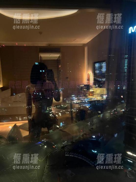 微密圈 - 詹詹的海边视觉合集：波浪和她的那个“姿势”