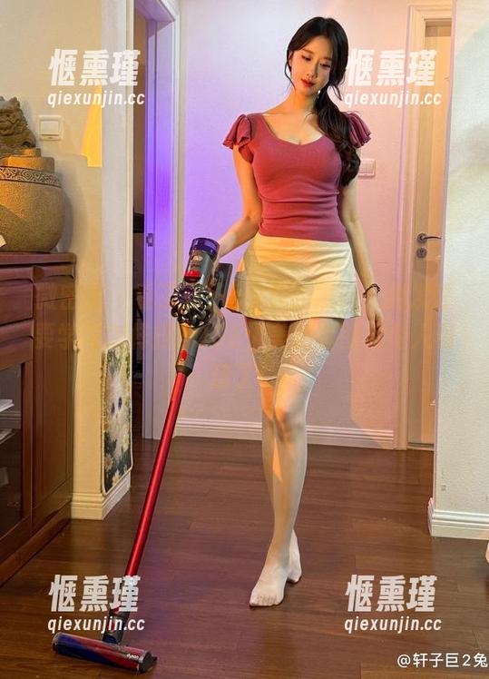 微密圈 - 看了轩子巨2兔的黑丝，我发誓要学习怎样摆POSE，美图套图太令人着迷了！
