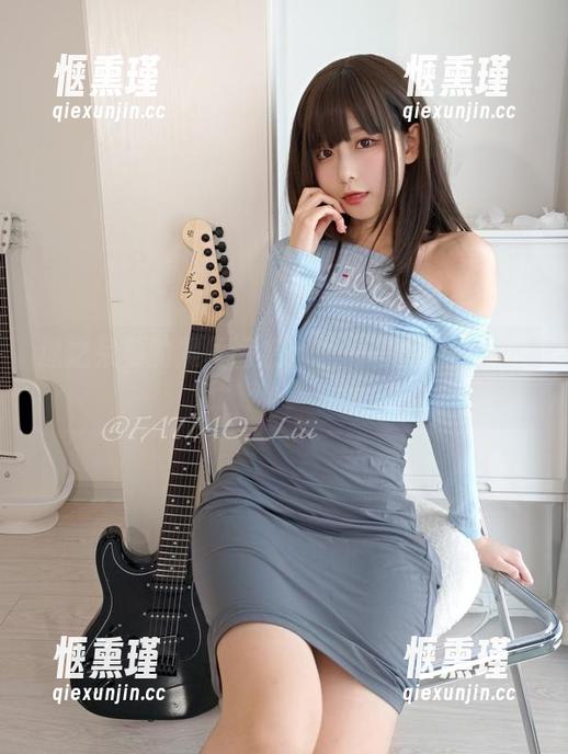 迷之呆梨的黑丝诱惑：私房写真中的小俏皮