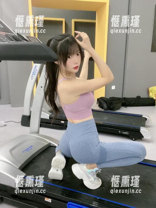 香草喵露露 期待已久的香草喵露露写真集更新,OL制服又来撩了!