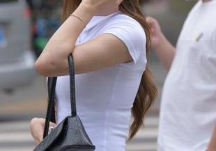 魔镜街拍 – 在网盘上征战的销售主管：婷婷的粉裙时刻