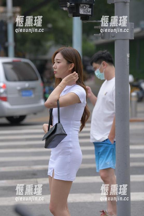 魔镜街拍 - 在网盘上征战的销售主管：婷婷的粉裙时刻