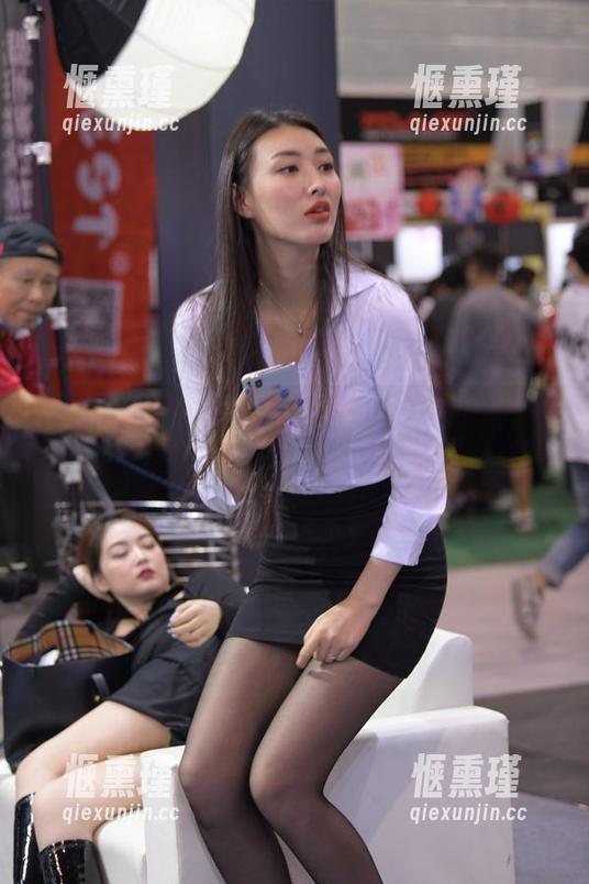 魔镜街拍-艾小青 魔镜街拍 - 超短裙+肉丝=艾小青的图片资源,别问我都是谁,快来看就知道!