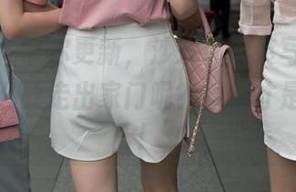 魔镜街拍带你更新，沙发休闲装写真秀——为什么要走出家门呢？舒适才是硬道理！